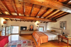 3 habitaciones, escritorio y tabla de planchar con plancha