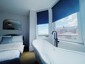 8 bedrooms, iron/ironing board, free WiFi, bed sheets - Stunning 8-bed House With Sea & Beach Views (Great Yarmouth)