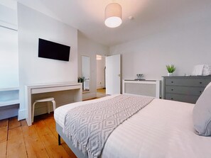 House | 8 bedrooms, iron/ironing board, free WiFi, bed sheets