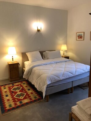 4 slaapkamers, een strijkplank/strijkijzer, reisbedje, gratis wifi