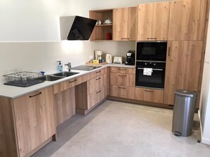 Een koelkast, een microgolfoven, een oven, een kookplaat