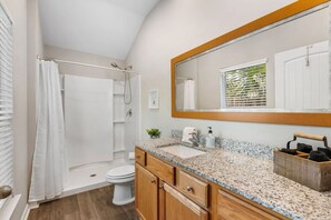 Ensemble douche/baignoire, sèche-cheveux, serviettes fournies