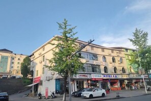 Un edificio a più piani con negozi commerciali al piano terra.