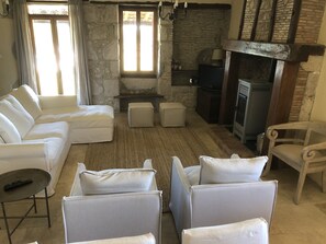 Smart-TV, Kamin, DVD-Player, Bücher