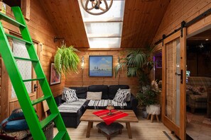 Flat-screen TV - Lilchester - Slice of Heaven Hidden Away... Rental to Indulge in Serenity. (Colchester)