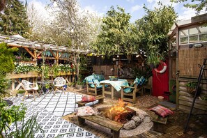 Outdoor dining - Lilchester - Slice of Heaven Hidden Away... Rental to Indulge in Serenity. (Colchester)
