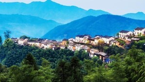 A hillside village with traditional houses. - Mulihong Yuanwei Inn (Xiuning)