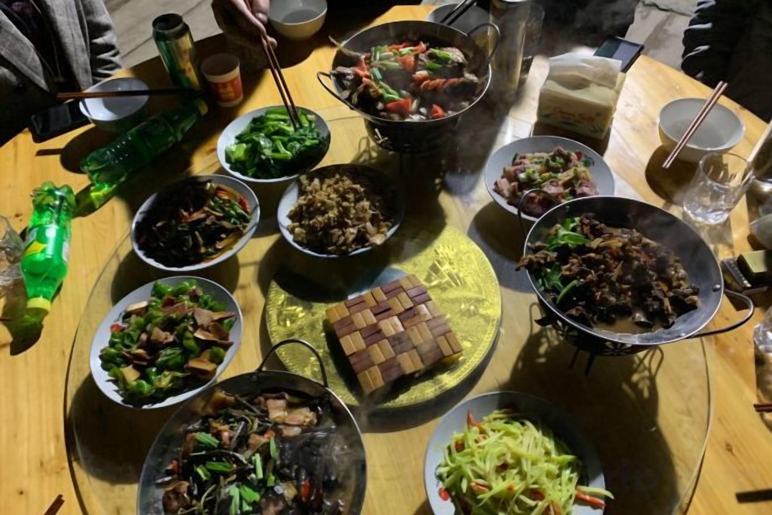 Una mesa con diferentes platos y bebidas, mostrando una disposición para comer.