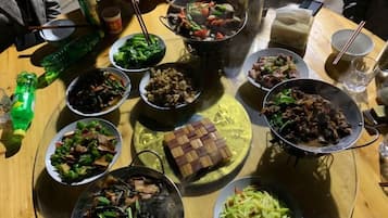 Una mesa con diferentes platos y bebidas, mostrando una disposición para comer.
