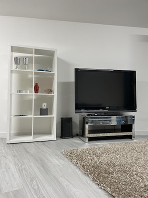 Apartment, 2 Queen Beds | Living room