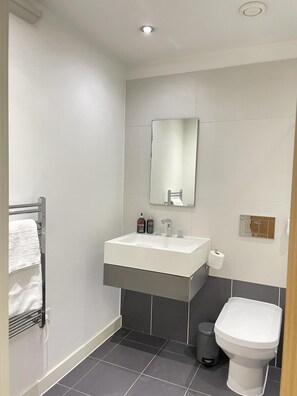 Bathroom - Wharf Inn Premier Apartment Manchester 2x Parking (Manchester)
