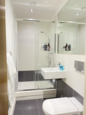 Apartment, 2 Queen-Betten | Badezimmer | Duschwanne, Komfortbadewanne, Handtücher
