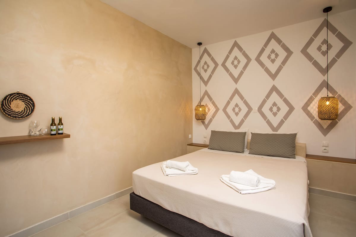 Hypo-allergenic bedding, free minibar, in-room safe, blackout curtains