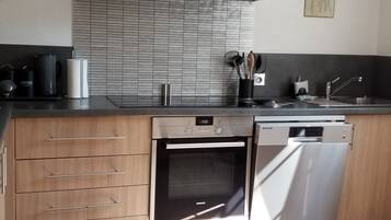 Een koelkast, een microgolfoven, een oven, een kookplaat