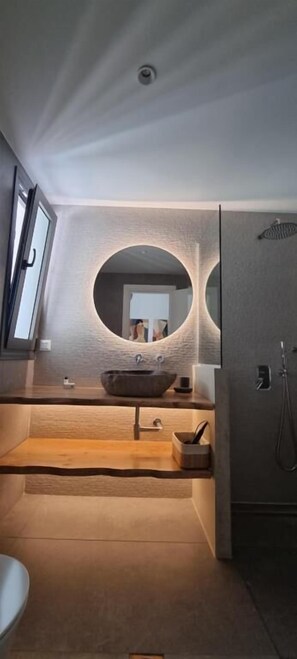 Comfort-Apartment | Badezimmer | Dusche, Regendusche, kostenlose Toilettenartikel, Haartrockner