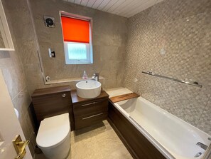 Appartement | Salle de bain | Ensemble douche/baignoire, baignoire relaxante profonde