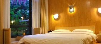Merlin Art Hotel