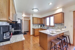 Refrigerador, microondas, horno y parrilla de estufa