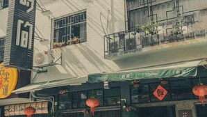 A multi-story building with balconies, air conditioning units, and a green awning with the word "Creston". - Huashijian Youth Hostel (Hengyang)