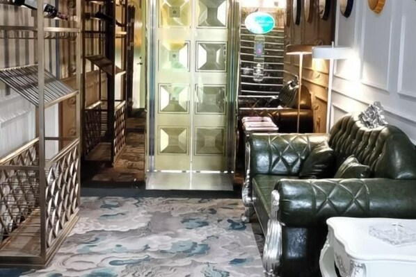 Bar-salon dans le hall