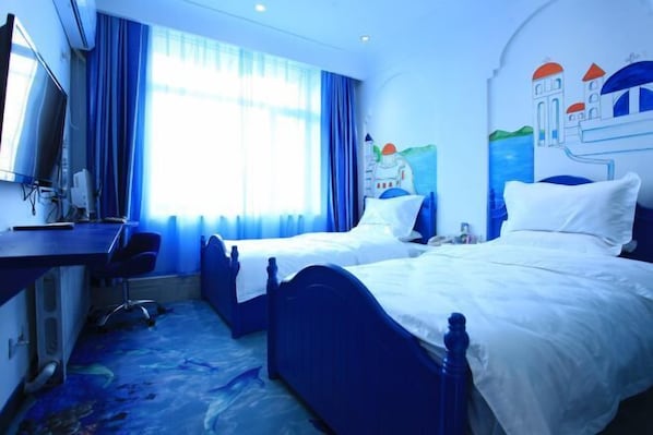A hotel room with two beds, a desk, a chair, a TV, and a window with curtains. - Xintian'e Boutique Hotel (Ulanhot)