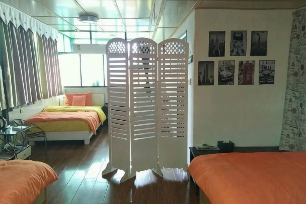 Ein Zimmer mit einem Bett, einem Schreibtisch und einem Fenster.