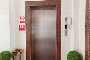 Interior - Jinxinbinguan (Shizong)