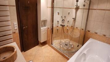 Ensemble douche/baignoire, sĂšche-cheveux, serviettes fournies