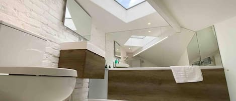 Appartement | Salle de bain | Douche, séchoir à cheveux, serviettes fournies