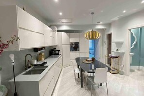 Apartamento | Cocina privada | Frigorífico, microondas, horno y placa de cocina