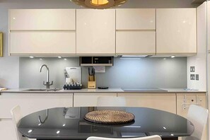 Departamento | Cocina privada | Refrigerador, microondas, horno y parrilla de estufa