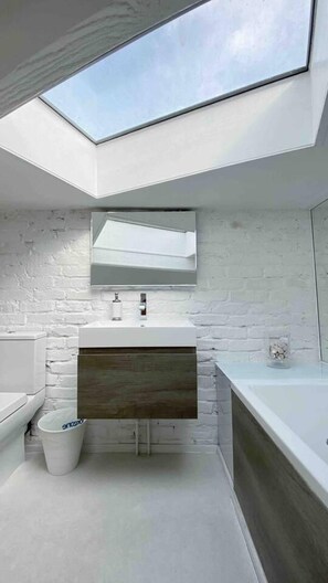 Apartment | Bathroom | Shower, hair dryer, towels