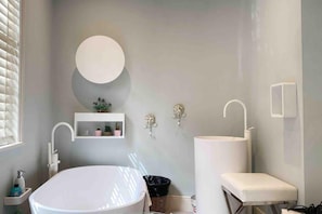 Apartment | Badezimmer | Dusche, Haartrockner, Handtücher