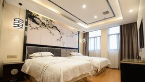 A hotel room with two beds, a large artwork on the wall, and a modern ceiling design. - Yuedu Holiday Hotel (Yichun)