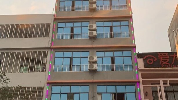 A multi-story building with large windows and air conditioning units. - Danzhou xillelai theme travel rental (Danzhou)
