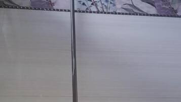 디럭스 더블룸 또는 트윈룸 | 욕실 | 샤워 시설, 무료 세면용품, 타월