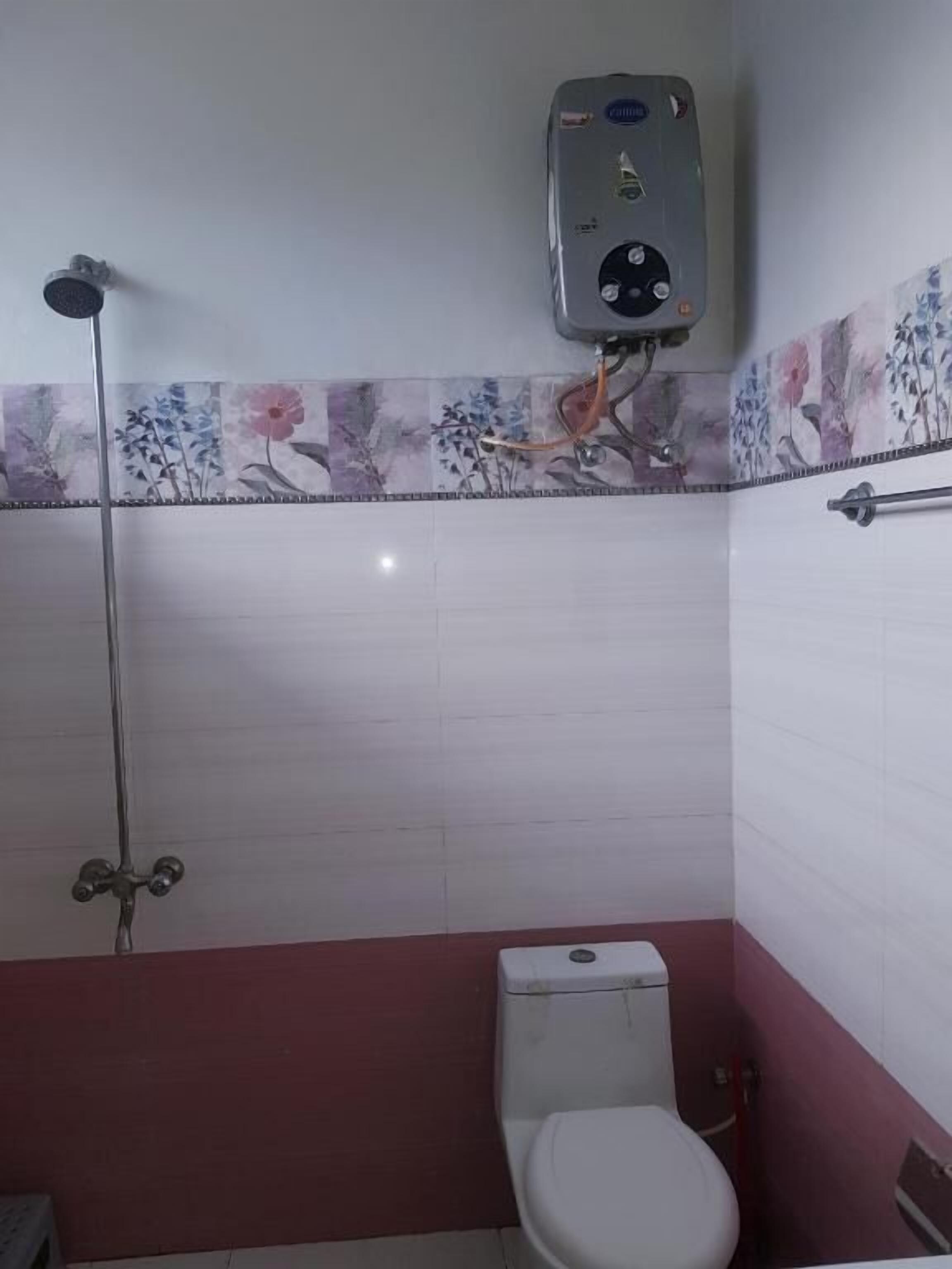 deluxe double or twin room | bathroom | shower, free toiletries, towels