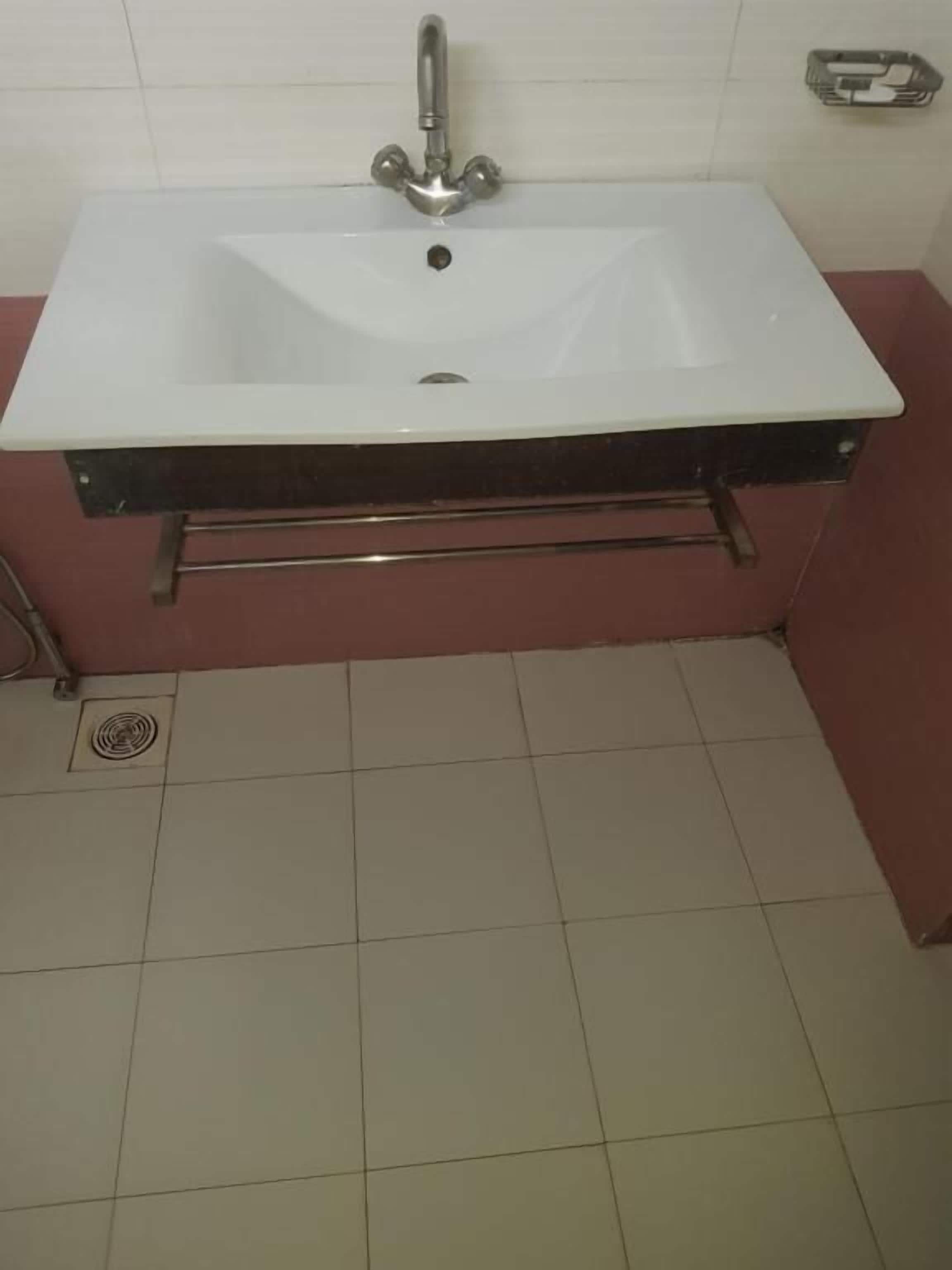 deluxe double or twin room | bathroom | shower, free toiletries, towels