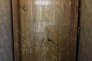 Une porte ornée de lignes verticales et dotée d’une surface texturée.
