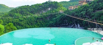 Cotton Tiankeng Hotel