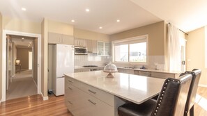 Fridge, microwave, oven, stovetop - Alpine Retreat - 107A Gippsland Street (Jindabyne)