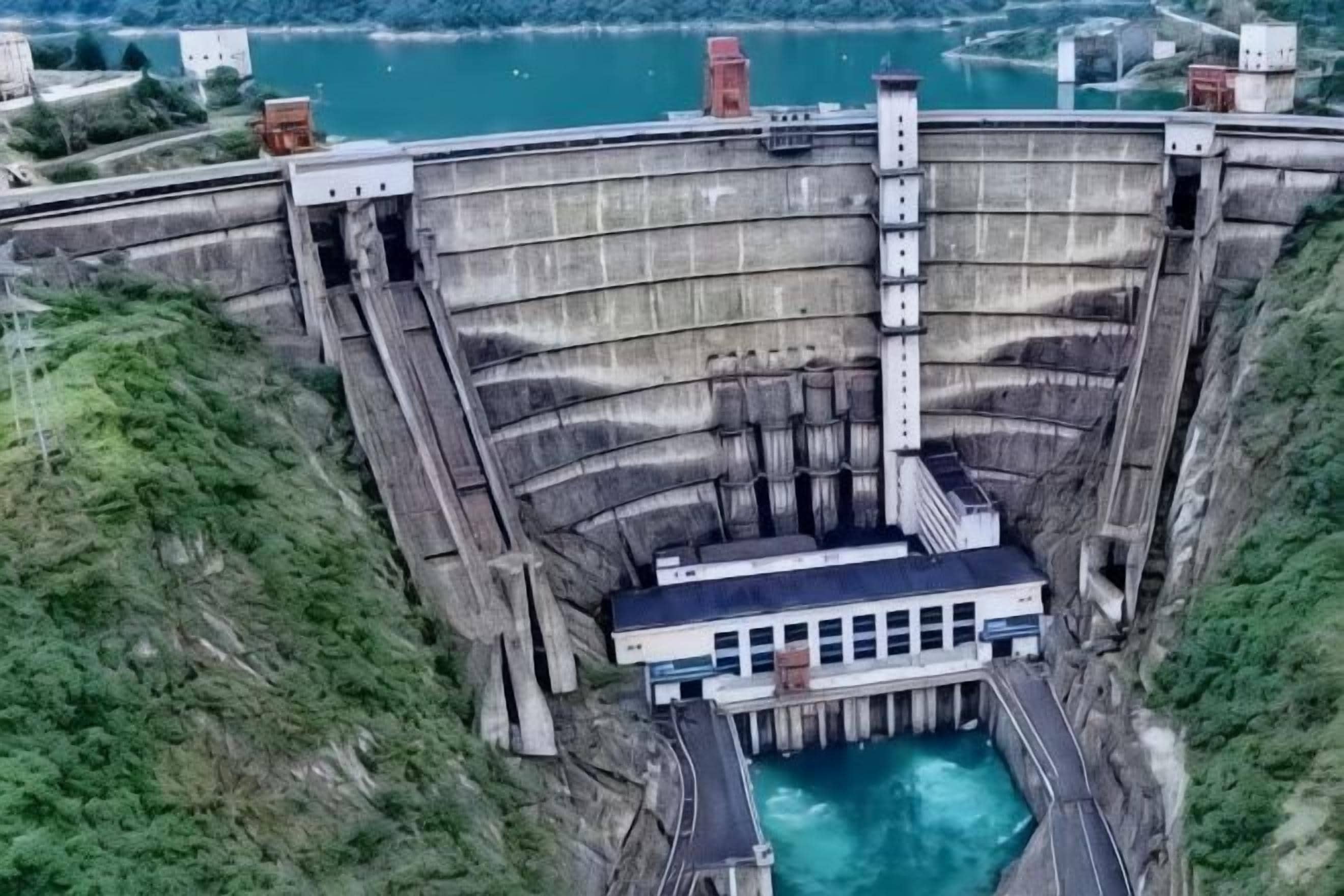 Una gran presa con un embalse en su base.