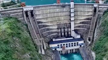 Una gran presa con un embalse en su base.