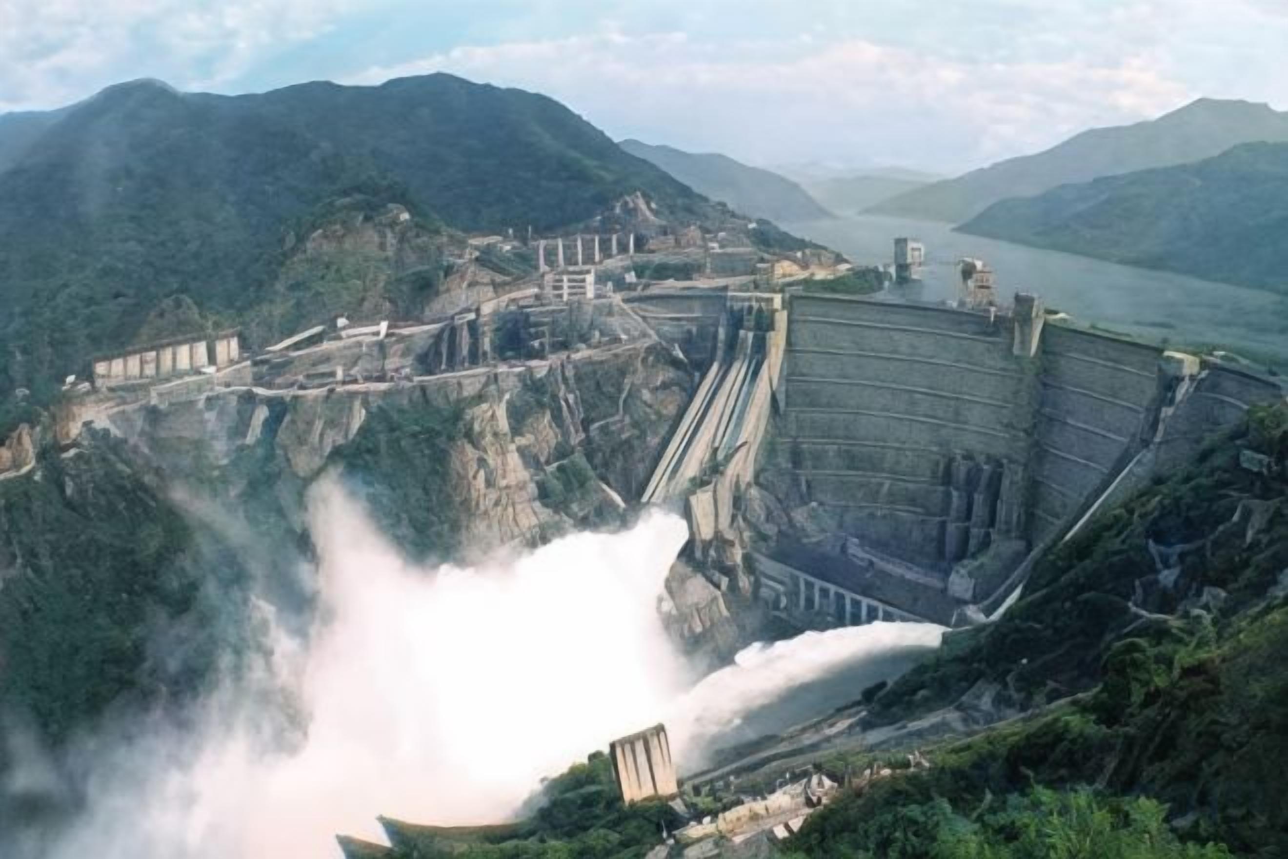 Una gran represa con múltiples vertederos y un embalse.