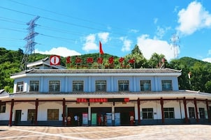 Un edificio de estilo arquitectónico tradicional, con una bandera roja en la parte superior y un letrero con caracteres chinos.