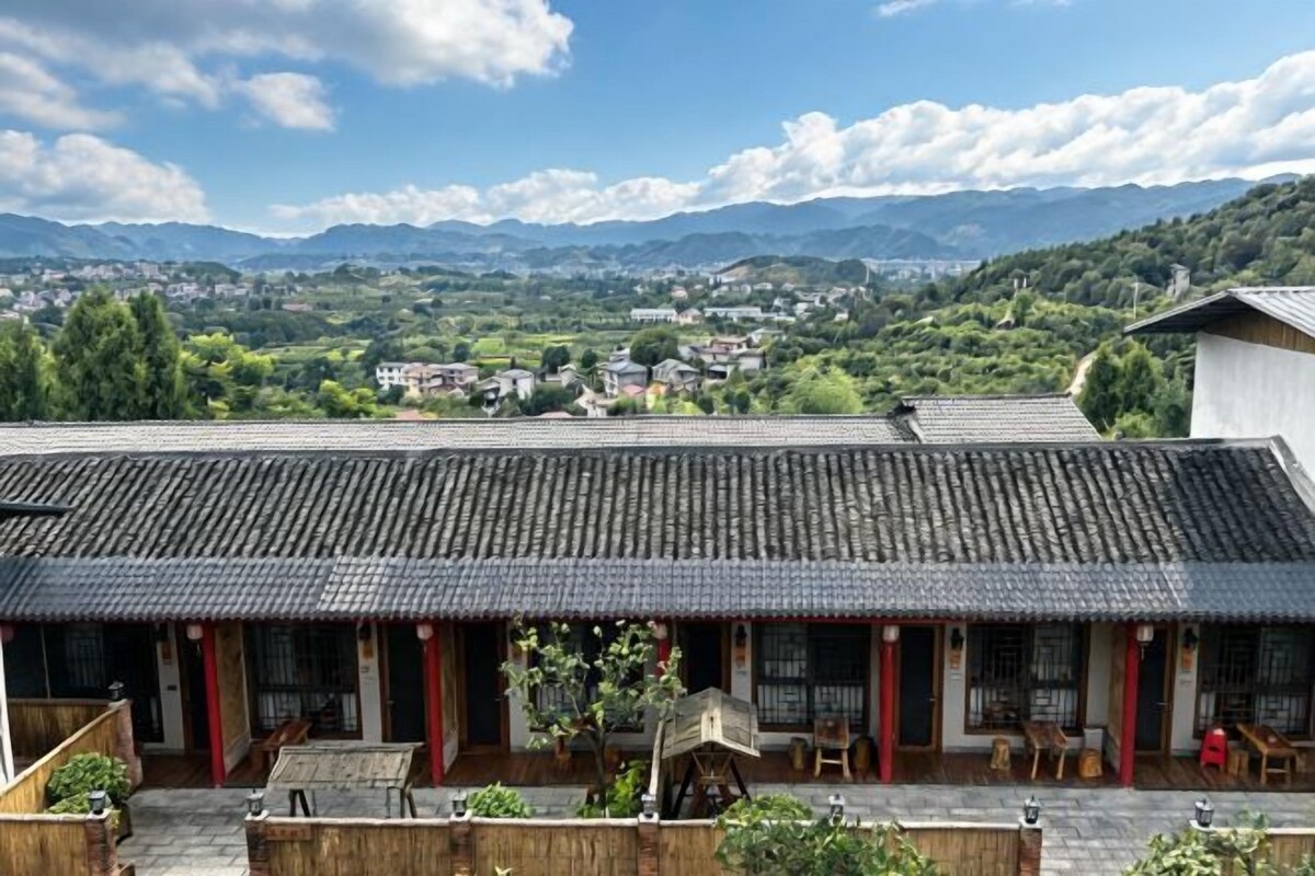 Leisure Courtyard King Room | Mahjong Table, Courtyard Tea Seating, Swing for Photos