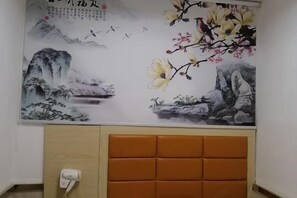 Ein Zimmer mit traditioneller chinesischer Wandmalerei, einem Holzschrank und einer Steckdose.