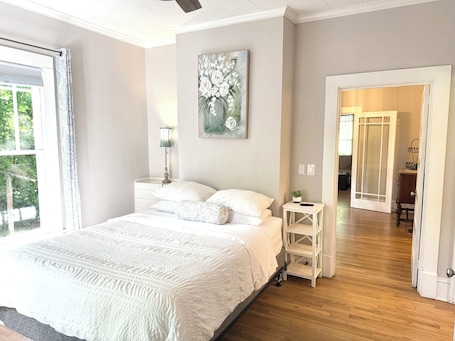 3 bedrooms, in-room safe, iron/ironing board, WiFi. D-Liteful Stay in Downtown Newton