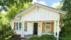 Exterior - D-Liteful Stay in Downtown Newton (Newton)