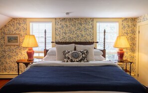 3 habitaciones, escritorio y tabla de planchar con plancha 